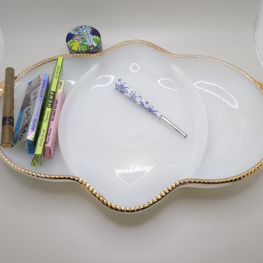 Sold Elegant vintage smokers table rolling tray, milk glass, gold rim. - Picture 1 of 3